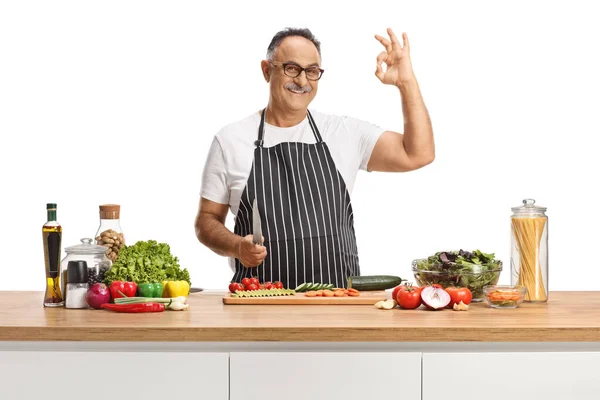 Retrato Hombre Maduro Feliz Gestos Signo Detrás Mostrador Cocina Con — Foto de Stock