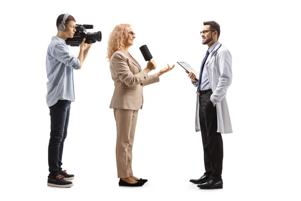 Mujer Reportera Entrevistando Médico Cámara Hombre Grabidng Aislado Sobre Fondo — Foto de Stock