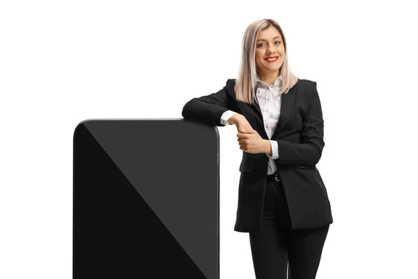 Bizneswoman Opiera Się Dużym Smartfonie Odizolowanym Białym Tle — Zdjęcie stockowe
