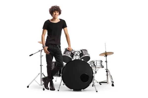 Młody Perkusista Stojący Obok Zestawu Perkusyjnego Odizolowanego Białym Baackground — Zdjęcie stockowe