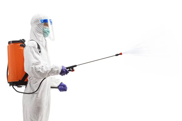 白い背景に隔離された消毒剤を噴霧するハズマットスーツの者 — ストック写真