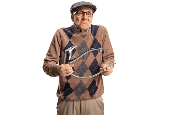 Verwirrter Älterer Mann Hält Stahlschlauch Mit Wasserhahn Isoliert Auf Weißem — Stockfoto