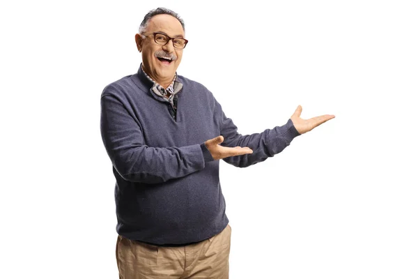 Веселый Зрелый Мужчина Показывает Изолированном Белом Фоне — стоковое фото