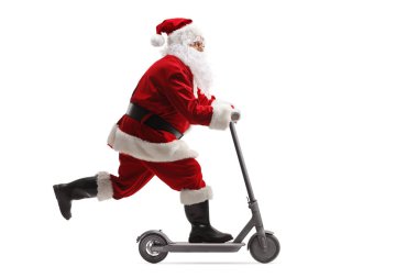 Noel Baba 'nın beyaz arka planda izole edilmiş elektrikli scooter kullanırken tam boy profil fotoğrafı.