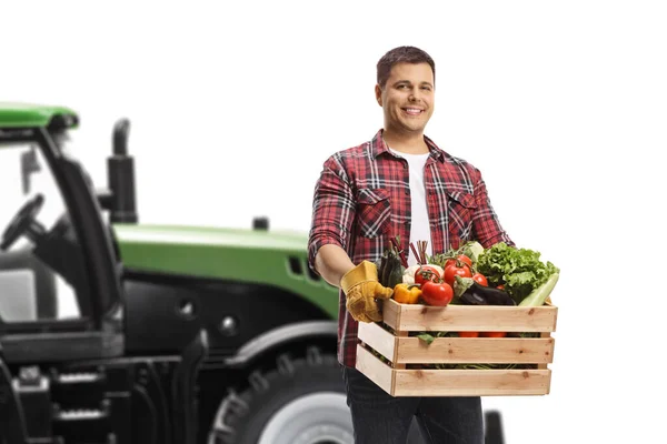 Fermier Avec Une Caisse Légumes Debout Devant Tracteur Isolé Sur — Photo