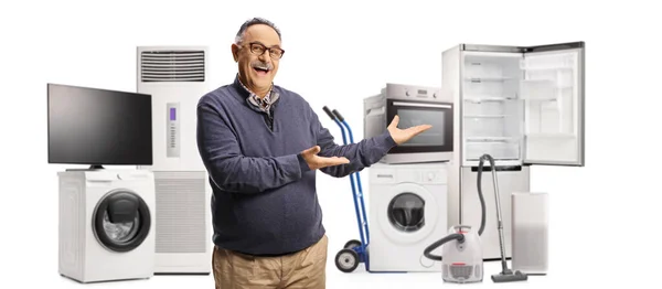 Veselý Dospělý Muž Ukazuje Skupinu Elektrických Domácích Spotřebičů Izolovaných Bílém — Stock fotografie