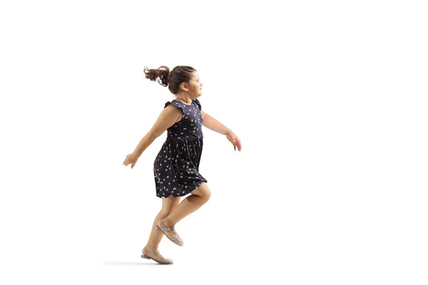一个被白色背景隔离的小女孩跳跃的全长镜头 — 图库照片