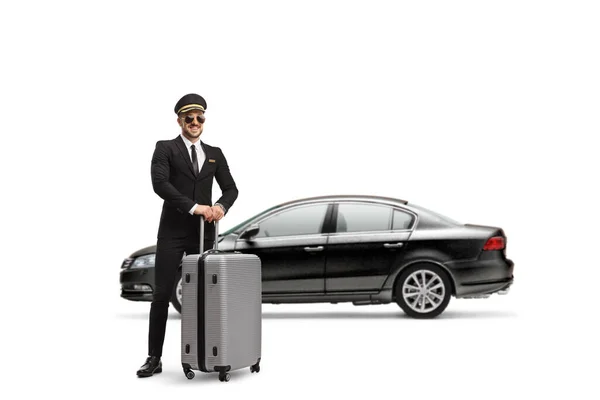黒い車の前に立つ運転手の完全な長さのプロフィールショット白い背景に隔離されたスーツケース — ストック写真