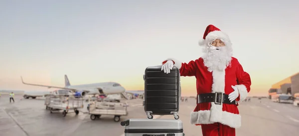 Święty Mikołaj Stojący Płycie Lotniska Opierający Się Walizkach — Zdjęcie stockowe