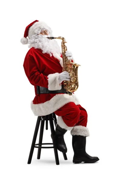 Papai Noel Sentado Uma Cadeira Tocando Saxofone Isolado Fundo Branco — Fotografia de Stock