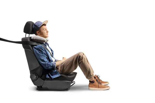 Man Zit Een Autostoel Met Een Veiligheidsgordel Kussen Voor Zijn — Stockfoto