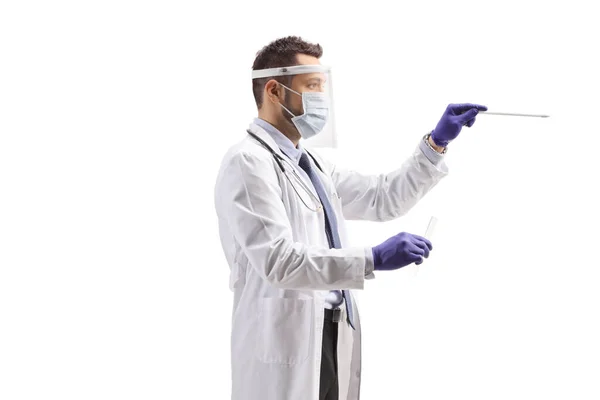 戴口罩和面罩的医生拿着用白色背景隔离的棉签样本 — 图库照片
