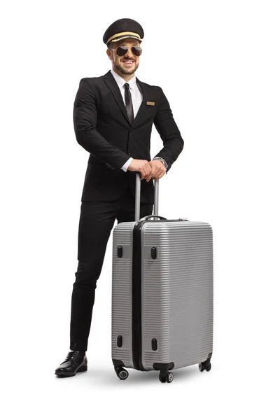 白い背景に隔離されたスーツケースとポーズサングラスを持つパイロットの完全な長さの肖像画 — ストック写真