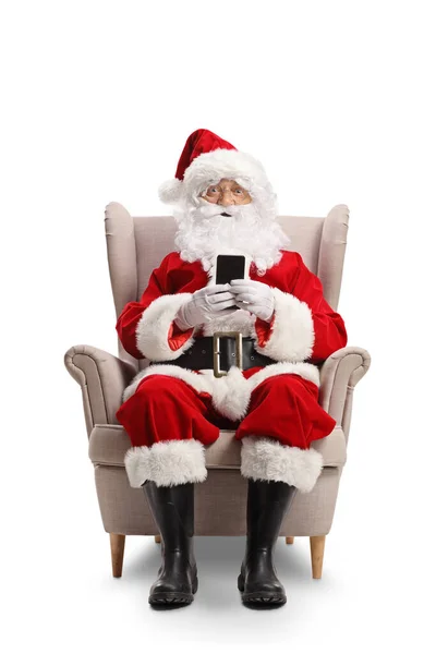 Weihnachtsmann Sessel Sitzend Und Mit Smartphone Auf Weißem Hintergrund — Stockfoto