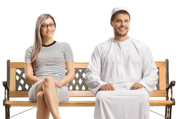 若い女性とベンチに座って白い背景に隔離された笑顔の民族服の若者 — ストック写真