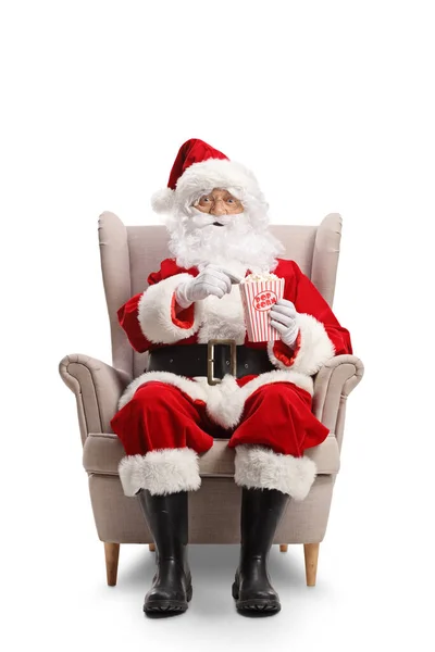 Babbo Natale Seduto Poltrona Mangiare Popcorn Isolato Sfondo Bianco — Foto Stock