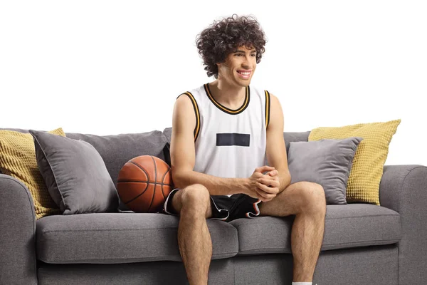 Pemain Basket Duduk Sofa Dan Tersenyum Terisolasi Latar Belakang Putih — Stok Foto