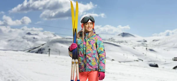 Jeune Skieuse Posant Sur Une Montagne Enneigée — Photo