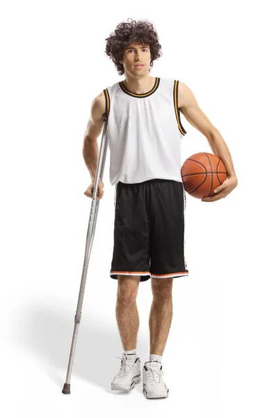 Jogador Basquete Segurando Uma Bola Andando Com Uma Muleta Isolada — Fotografia de Stock