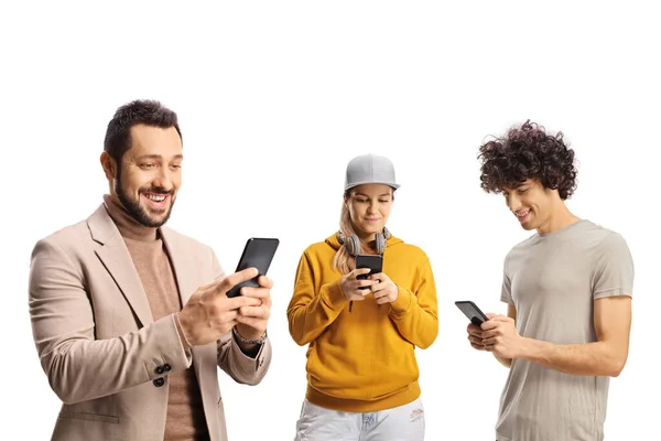 Grupo Jovens Usando Smartphones Isolados Fundo Branco — Fotografia de Stock