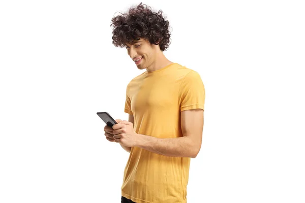 Facet Kręconymi Włosami Pomocą Smartfona Odizolowanego Białym Tle — Zdjęcie stockowe