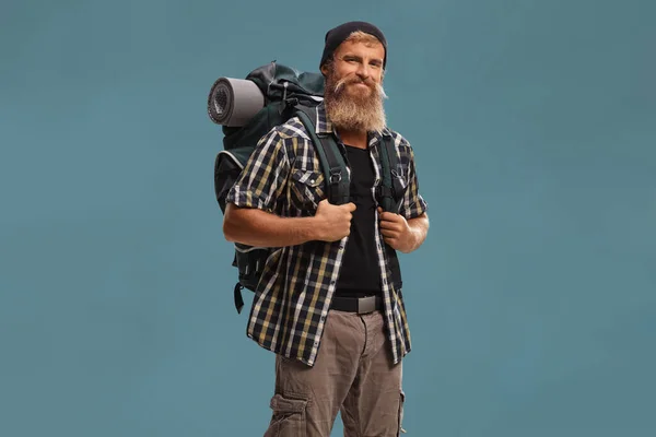 Lächelnder Bärtiger Wanderer Mit Rucksack Posiert Isoliert Auf Blauem Hintergrund — Stockfoto