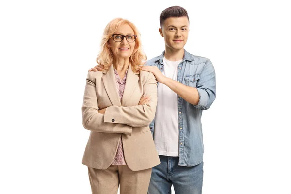 Madre Hijo Posando Sonriendo Ante Cámara Aislados Sobre Fondo Blanco — Foto de Stock