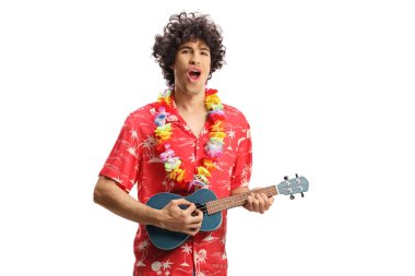 Ukulele çalan genç adam beyaz arka planda izole edilmiş.