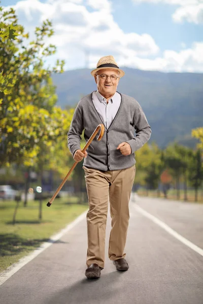 Seniorin Läuft Der Stadt Auf Fußweg Und Lächelt — Stockfoto