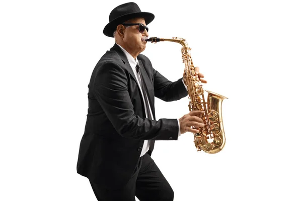 Dojrzały Saksofonista Okularach Przeciwsłonecznych Wykonujący Izolację Białym Tle — Zdjęcie stockowe