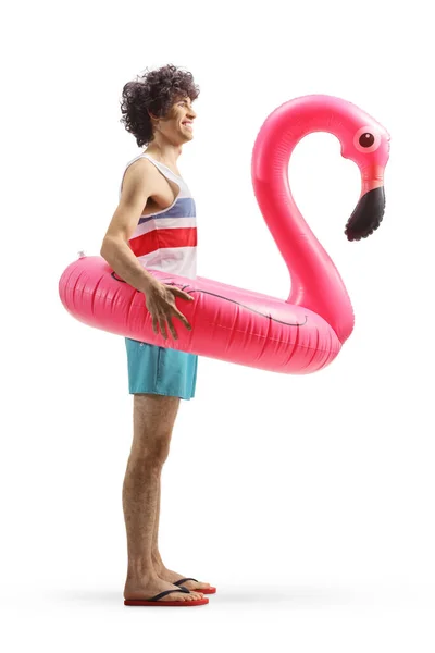 Flamingo Kauçuk Halkalı Genç Bir Adamın Beyaz Arka Planda Izole — Stok fotoğraf