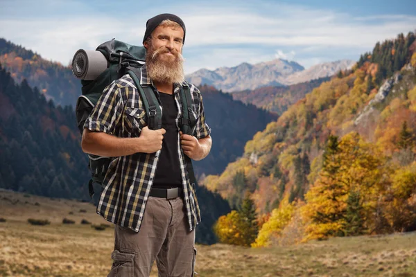 Lachende Jonge Bebaarde Wandelaar Met Een Rugzak Poseren Een Berg — Stockfoto