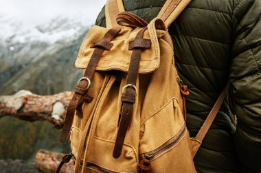 Hipster kahverengi sırt çantalı gezgin dağlara yakın. Seyahat, özgürlük, yaşam tarzı konsepti. Kabardino-Balkaria, Rusya.