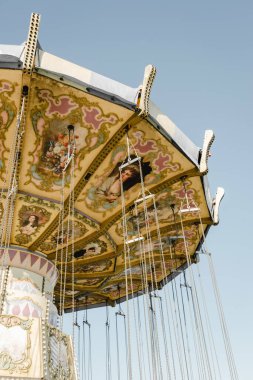 Lunaparklarda zincirli atlıkarınca ya da gökyüzünün arka planında lunapark. Volgograd, Rusya.