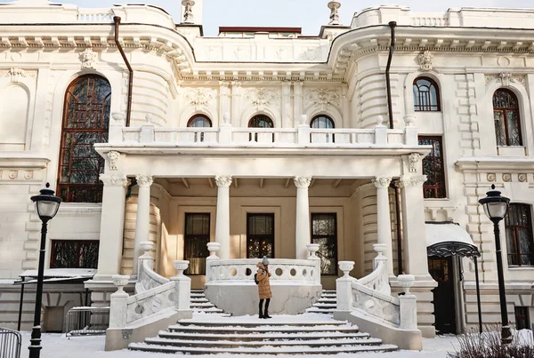 Young Woman Light Brown Coat Stands Entrance Palace Beautiful Rich — Foto de Stock