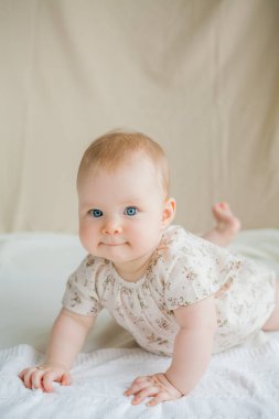 Sevimli küçük bir kız 5 aylık karnının üstünde yatıyor. Bebeğim..