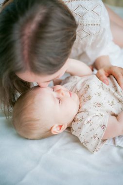Mutlu genç anne, 5 aylıkken kızını kucağında tutuyor..
