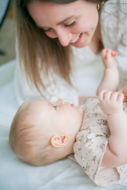 Mutlu genç anne, 5 aylıkken kızını kucağında tutuyor..