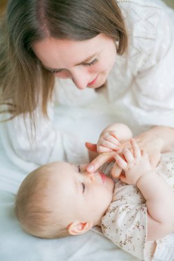 Mutlu genç anne, 5 aylıkken kızını kucağında tutuyor..