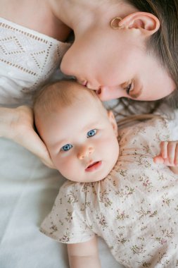 Mutlu genç anne, 5 aylıkken kızını kucağında tutuyor..