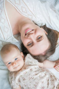 Mutlu genç anne, 5 aylıkken kızını kucağında tutuyor..