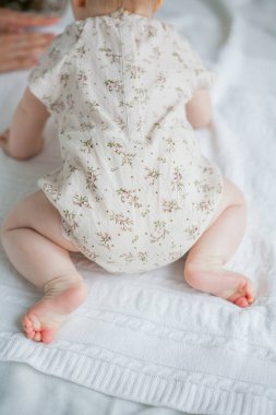 Sevimli küçük bir kız 5 aylık karnının üstünde yatıyor. Bebeğim..