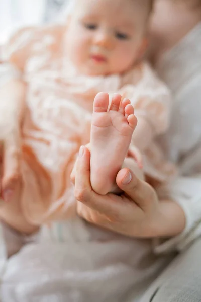 Close Mother Holding Legs Her Little Daughter Her Hands — Stock Photo, Image