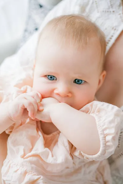 Felice Giovane Madre Tiene Sua Piccola Figlia Mesi Tra Braccia — Foto Stock