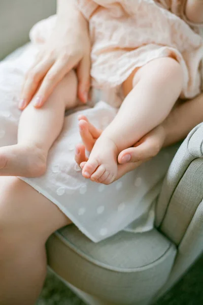 Close Mother Holding Legs Her Little Daughter Her Hands — Stock Photo, Image