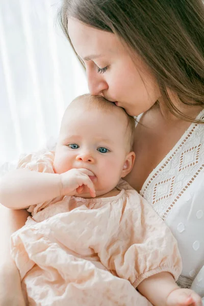Felice Giovane Madre Tiene Sua Piccola Figlia Mesi Tra Braccia — Foto Stock