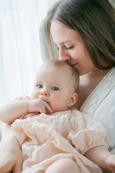 Felice Giovane Madre Tiene Sua Piccola Figlia Mesi Tra Braccia — Foto Stock