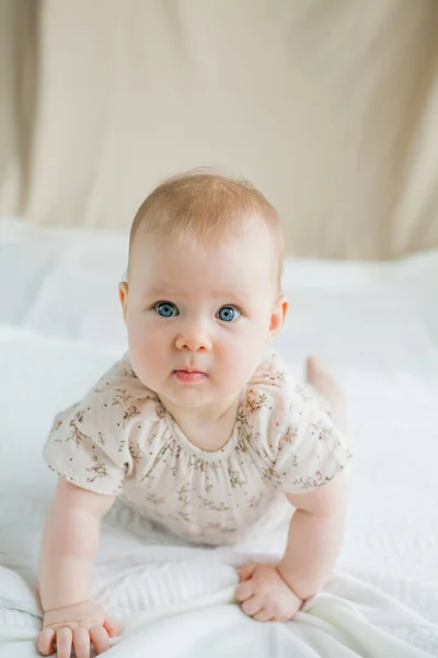 Cute Little Girl Months Old Lies Her Stomach Bed Home — Stock Photo, Image