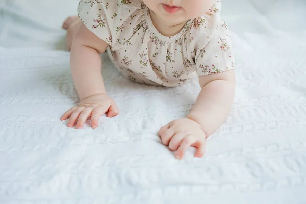 Una Bambina Carina Mesi Giace Sul Suo Stomaco Sul Letto — Foto Stock