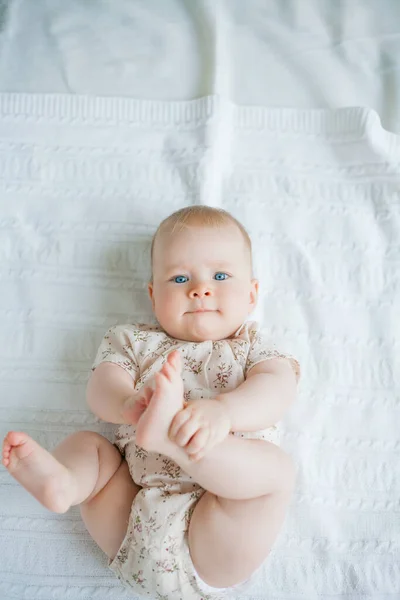 Cute Little Girl Months Old Lies Her Stomach Bed Home — Stock Photo, Image